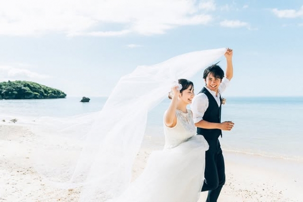 【沖縄本島中部】衣装持ち込みビーチフォトウェディング