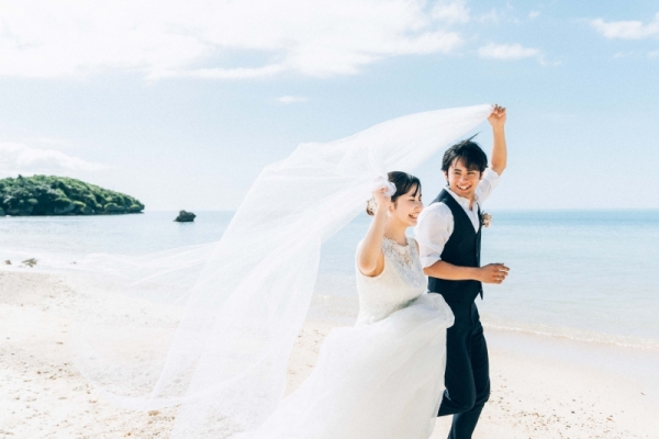 【本部町】プライベート感あふれる天然ビーチで撮るファミリーフォトウェディング