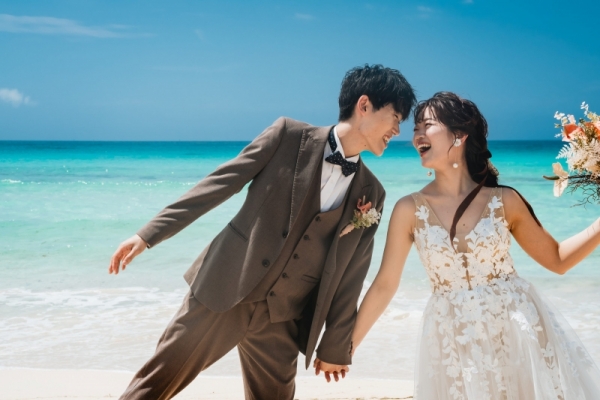 ＜6月・7月撮影限定＞ドローン写真＆動画付！&ドレス2着【青空ビーチ撮影】／撮影100カット以上保証！ (衣裳＋メイク＋ブーケ込）