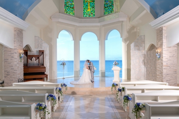 衣装追加料金なし『★10周年記念★チャペル＆ビーチプラン　12-1月は88,000円！』リザンシーパークのチャペル、青空＆お顔美肌補正2万円分付！