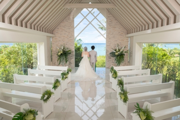 衣装追加料金なし『★11周年記念★恩納村チャペル＆ビーチプラン　4月は110,000円！』リザンまたはムーンビーチのチャペル、青空＆お顔美肌補正2万円分付！