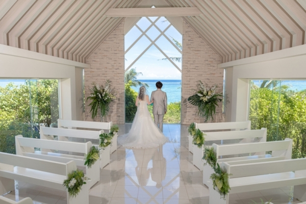 衣装追加料金なし『★10周年記念★チャペル＆ビーチプラン　12-2月は99,880円！』ムーンビーチのチャペル、青空＆お顔美肌補正2万円分付！