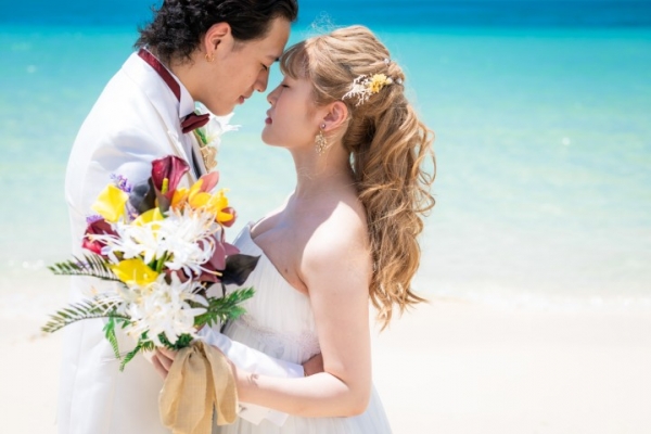 【人気No.1／迷ったらこれ】北谷ビーチ&times;撮影カット全データ付きフォトウエディング　通常&yen;99,800 &rarr;ainowa限定 &yen;79,800